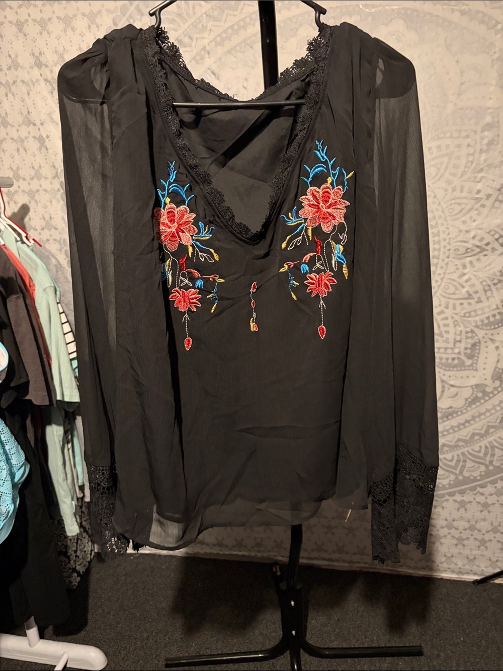 URSIME Black Floral Embroidered Lace Trim V-Neck Blouse Size L NWT
